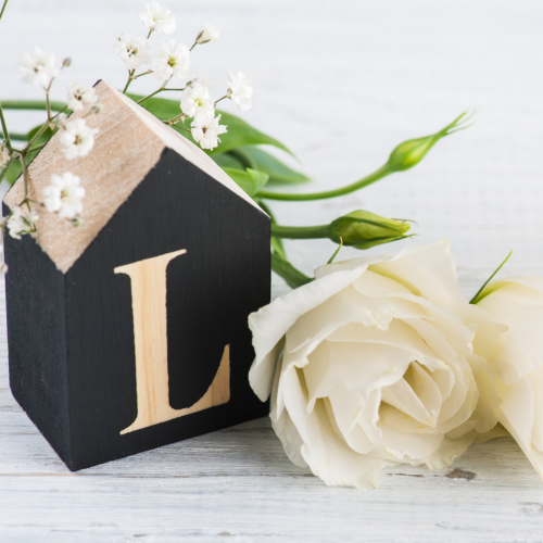 L DP with white flower Image