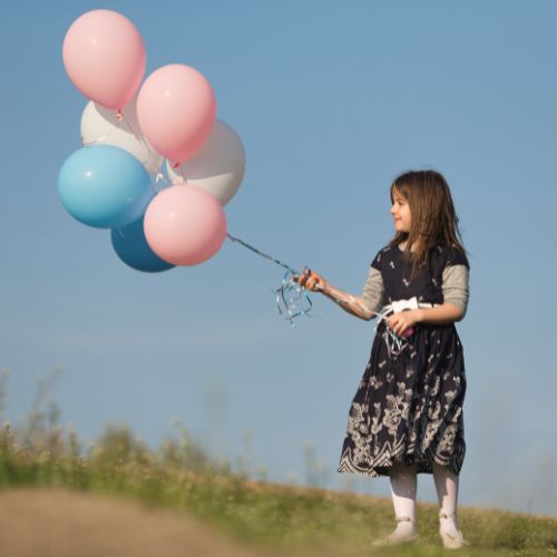 A Girl Enjoy Baloon DP
