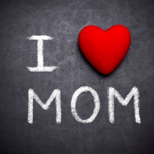 Chalkboard displaying 'I love mom' in white chalk on a black background, conveying a heartfelt message